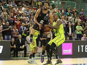 Der Bayreuther Brandon Bowman (rechts) will Lawrence Hill den Ball entreißen. Foto: Eibner