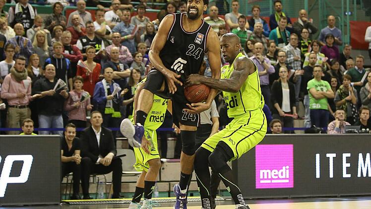 Der Bayreuther Brandon Bowman (rechts) will Lawrence Hill den Ball entreißen. Foto: Eibner