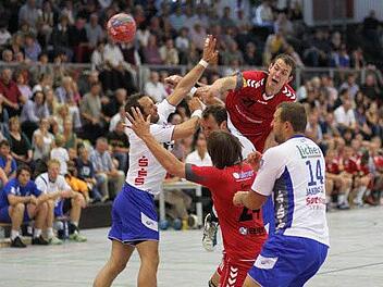 Nächstes Mal wird es ernst: Nach dem Zwangsabstieg aus der Zweiten Bundesliga tritt der TV Großwallstadt in der kommenden Saison nicht zu Testzwecken wie vor vier Jahren, sondern zum Punktspiel beim HSC (Vilim Leskovec/hinten, Franziskus Gerr/vorne) an.Foto: Thomas Euring