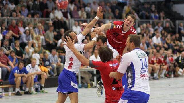 Nächstes Mal wird es ernst: Nach dem Zwangsabstieg aus der Zweiten Bundesliga tritt der TV Großwallstadt in der kommenden Saison nicht zu Testzwecken wie vor vier Jahren, sondern zum Punktspiel beim HSC (Vilim Leskovec/hinten, Franziskus Gerr/vorne) an.Foto: Thomas Euring