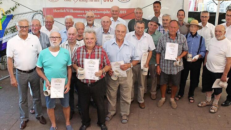 Die Gründungsväter des SV Sambach wurden für 50 Jahre im Verein geehrt. Im Bild mit Vorsitzendem Norbert Händel (3. v. r.) Foto: Evi Seeger