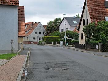 In der Hauptstraße in Dormitz sind die Gehwege stellenweise sehr schmal. In einem Bürgerantrag wird die  Verbreiterung auf 2,5 Meter  gefordert.  Foto: Karl Heinz Wirth