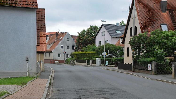 In der Hauptstraße in Dormitz sind die Gehwege stellenweise sehr schmal. In einem Bürgerantrag wird die  Verbreiterung auf 2,5 Meter  gefordert.  Foto: Karl Heinz Wirth