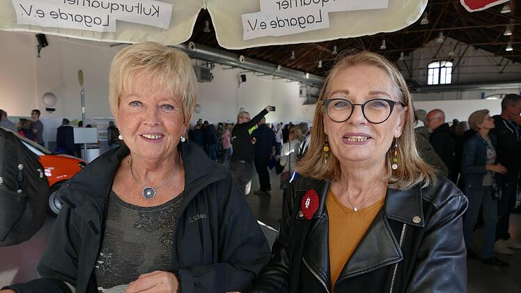 Brigitte Pfänder (l.) und Elfriede Engert-Fuchs gehörten zu den vielen Besuchern auf dem Lagarde-Areal. Foto: M.  Krüger-Hundrup