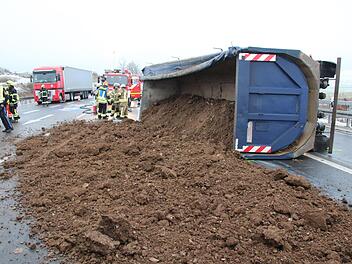 Der umgekippte Lkw und das auf der Fahrbahn liegende Schüttgut sorgten für massive Verkehrsbehinderungen auf der B 303.Michael Stelzner