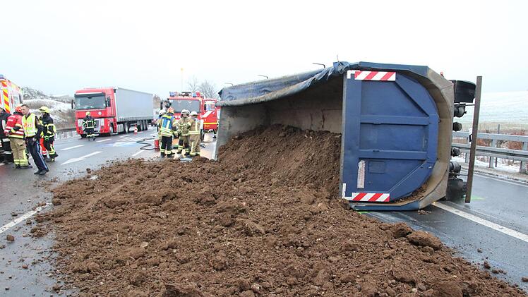Der umgekippte Lkw und das auf der Fahrbahn liegende Schüttgut sorgten für massive Verkehrsbehinderungen auf der B 303.Michael Stelzner