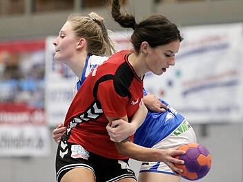 Ohne Zweikampf und körperliche Nähe ist Handball nicht denkbar. Doch wie kann der beliebte Hallensport in naher Zukunft betrieben werden? Klaus Sieß, Unterfrankens oberster Handballer, hat sich dazu Gedanken gemacht.  Foto: Sebastian Schmitt