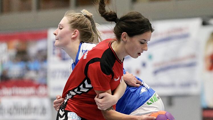 Ohne Zweikampf und körperliche Nähe ist Handball nicht denkbar. Doch wie kann der beliebte Hallensport in naher Zukunft betrieben werden? Klaus Sieß, Unterfrankens oberster Handballer, hat sich dazu Gedanken gemacht.  Foto: Sebastian Schmitt