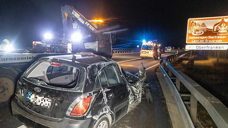 Unfall auf A73 Richtung Bamberg - Auto &uuml;berschl&auml;gt sich