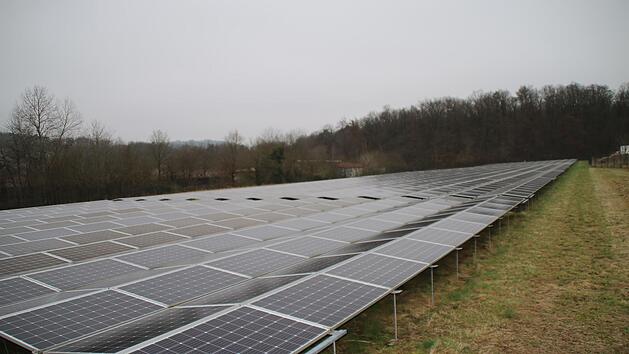 Unser Foto zeigt die Photovoltaikanlage in Oberthulba in Richtung Schlimpfhof. B&uuml;rgermeister Mario G&ouml;tz verspricht sich vom Beitritt zum Klimaschutz-Netzwerk Unterst&uuml;tzung bei der Suche nach geeigneten Fl&auml;chen f&uuml;r weitere  Anlagen.