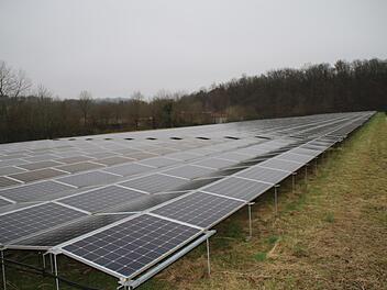 Unser Foto zeigt die Photovoltaikanlage in Oberthulba in Richtung Schlimpfhof. Bürgermeister Mario Götz verspricht sich vom Beitritt zum Klimaschutz-Netzwerk Unterstützung bei der Suche nach geeigneten Flächen für weitere  Anlagen.