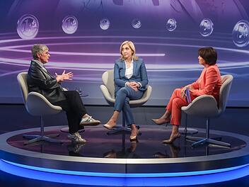 Britta Ha&szlig;elmann (links) und Nina Warken (Mitte) stritten bei Sandra Maischberger &uuml;ber die Gesundheitsreform.