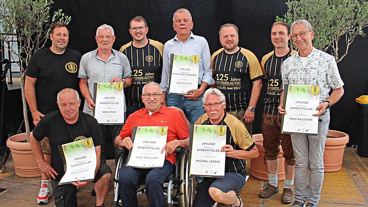 F&uuml;r ihre langj&auml;hrigen Verdienste um den TSV Oberlauter wurden diese Mitglieder ausgezeichnet.