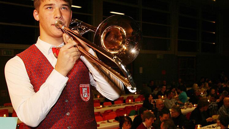 Tobias Hahn ist erst 17 Jahre alt, doch schon ein Meister seines Faches: Er hat das D3-Leistungsabzeichen in Gold abgelegt und mit der Supernote 1,3 bestanden. Fotos: Sonja Adam