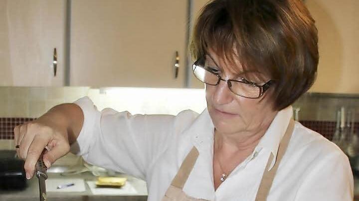 Ursula Gottmann richtet in der Suppenküche Hackfleischklößchen mit Kartoffeln und Wirsing an. Fotos: C. Igler