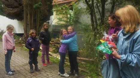 Senta drückt ihre Freundin Leoni. Mit im Bild sind Leonis Mutter, Claudia Neubauer, sowie Hortleiterin Sigrun Popp.