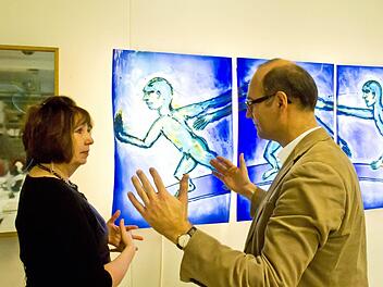 Sven Hauschke, Leiter des Glasmuseums Rosenau, im Gespräch mit Jury-Kollegin Jutta-Annette Page über Werke, die zum 4. Coburger Glaspreis eingereicht wurden. Foto: Jochen Berger