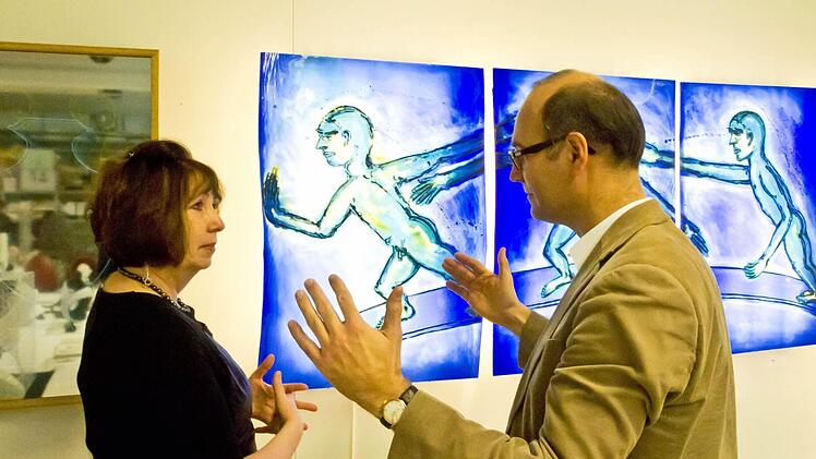 Sven Hauschke, Leiter des Glasmuseums Rosenau, im Gespräch mit Jury-Kollegin Jutta-Annette Page über Werke, die zum 4. Coburger Glaspreis eingereicht wurden. Foto: Jochen Berger