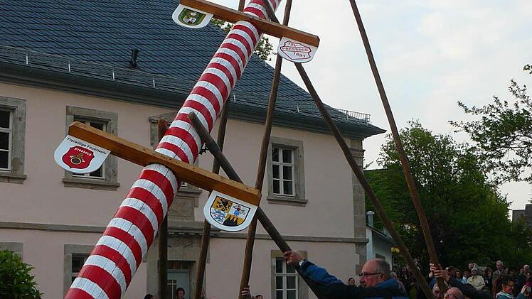 Maibaum-Aufstellen in Presseck