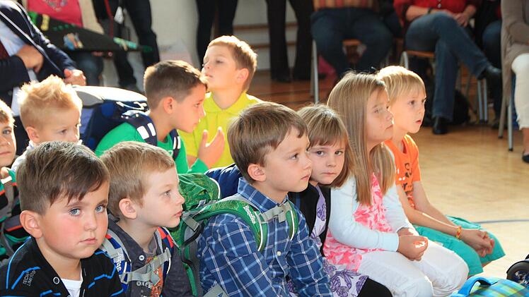 Übergabe der Sicherheitsdreiecke zum Schulanfang 2014 in Münnerstadt. Fotos: Paul Ziegler/Heike Beudert