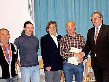 In der letzten Gemeinderatssitzung 2014 wurden besonders verdienstvolle Bürger geehrt. Zum einen die Blutspender (rechts oben); so organisieren Erich und Tobias Benz seit Jahrzehnten die Blutspende-Tage in Sand; mit im Bild Anne Grimmer vom BRK-Kreisverband sowie Egfried Goger (125 Blutspenden), Bürgermeister Bernhard Ruß und Norbert Fella (25 Blutspenden); es fehlen Johannes Radler und Alexandra Altmannsberger. Foto: Alfons Beuerlein