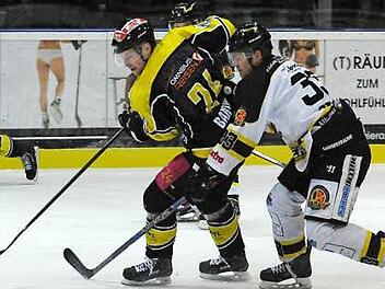 Michal Bartosch (l., hier im Spiel gegen Sonthofen) brachte den EHC Bayreuth mit 2:0 in Führung.  Foto: Peter Mularczyk