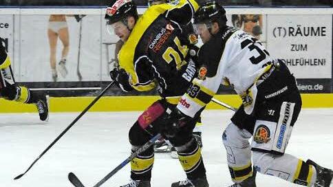 Michal Bartosch (l., hier im Spiel gegen Sonthofen) brachte den EHC Bayreuth mit 2:0 in Führung.  Foto: Peter Mularczyk