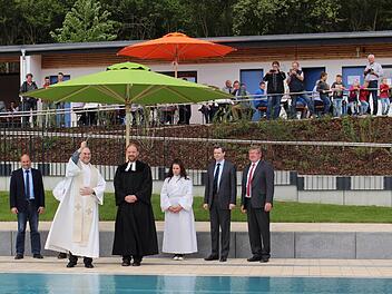 Pfarrer Wolfgang Dettenthaler (in Weiß mit Ministranten) und Pfarrer Johannes Kestler erteilten dem Freibad den kirchlichen Segen. Mit im Bild: Bürgermeister Johannes Krapp, Thomas Silberhorn, Stellvertreter des Bürgermeisters, Bernhard Seeger (von links) Fotos: Evi Seeger