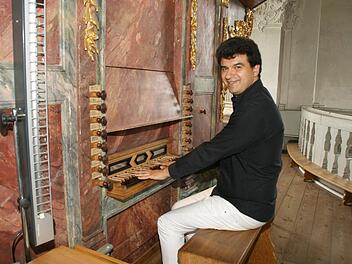 Die barocke Seuffert-Orgel in Maria Limbach zauberte dem Italiener Paolo Oreni ein Strahlen ins Gesicht. Alle drei Orgeln der ersten Orgel-Radtour begeisterten den international anerkannten Solisten. Fotos: Sabine Weinbeer