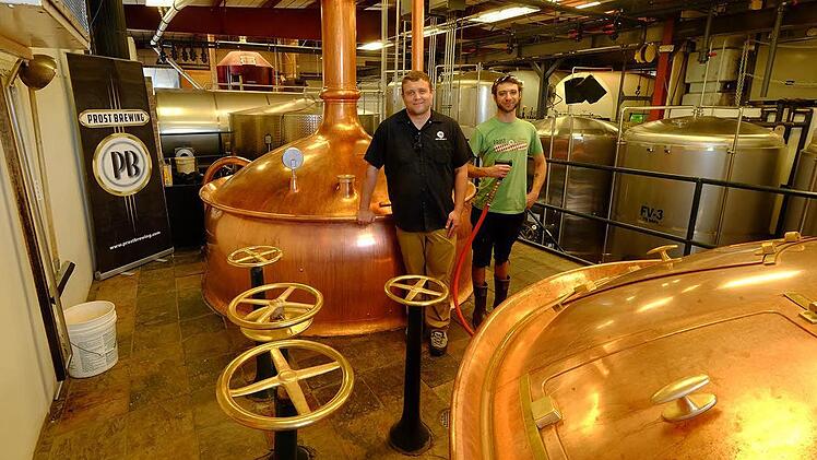 Das Herz der Brauerei: das Sudhaus - hier wirbelt "Brewmaster" Colin Ford (rechts neben Tim Bock). Fotos: Armin E. und Ursula Möller