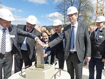 Grundsteinlegung mit Landrat Hermann Ulm (M.)  Foto: T. Weichert
