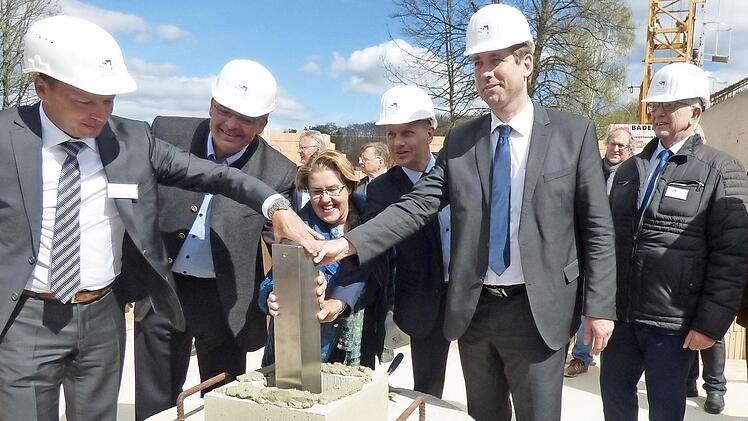 Grundsteinlegung mit Landrat Hermann Ulm (M.)  Foto: T. Weichert