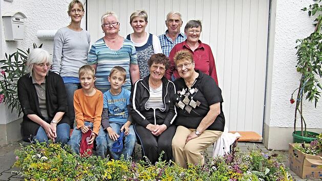Mehrere Generationen stehen für den OGV Pfaffendorf (vorne von links): Gudrun Schug, Paul Reß, Ben Reß, Erika Markert, Christel Schober und (hinten von links): Heike Reß, Brunhilde Lieb, Christa Heusinger, Egon Witter und Sieglinde Hofmann.  Foto: Heike Reß