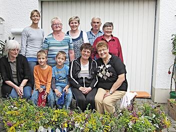 Mehrere Generationen stehen für den OGV Pfaffendorf (vorne von links): Gudrun Schug, Paul Reß, Ben Reß, Erika Markert, Christel Schober und (hinten von links): Heike Reß, Brunhilde Lieb, Christa Heusinger, Egon Witter und Sieglinde Hofmann.  Foto: Heike Reß