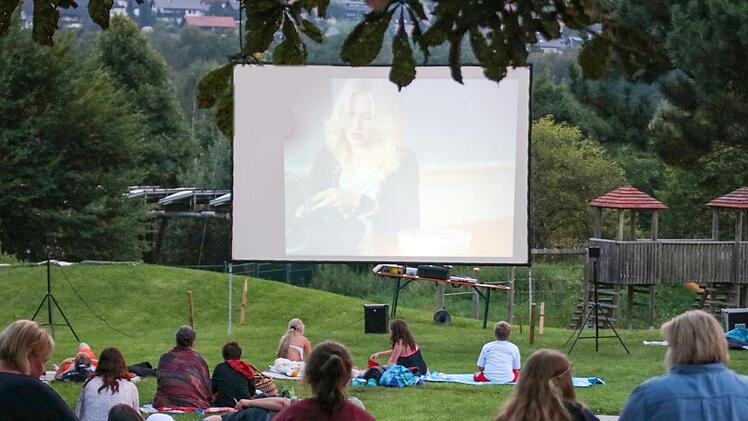 Nicht ganz so viele Zuschauer wie in den vergangenen Jahren kamen zum 3. Open-Air-Kino in Stadtsteinacher Freibad. Foto: Klaus Klaschka