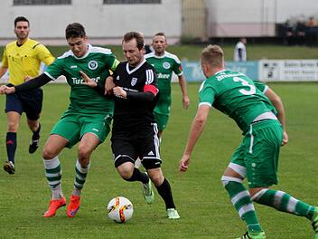 Der Sander  Kapitän Daniel Krüger (Mitte, dunkles Trikot) steht seiner Mannschaft in Gebenbach wieder  zur Verfügung.