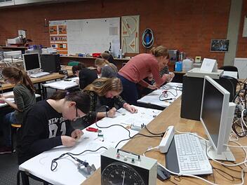 Mädchen können in den Herbstferien an technischen Workshops teilnehmen.  Foto: Ehrenfels
