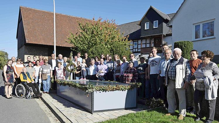 Das ganze Dorf war bei der Einweihung des neuen Zilgendorfer Brunnens auf den Beinen. Fotos: Andreas Welz