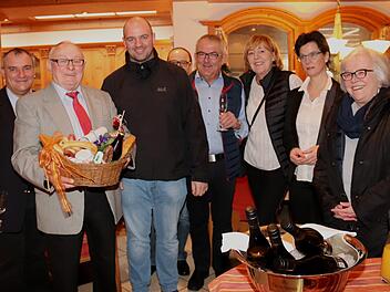 Waldemar Schmitt (2. v. l.) freute sich über die vielen Gratulanten. Foto: Johanna Blum