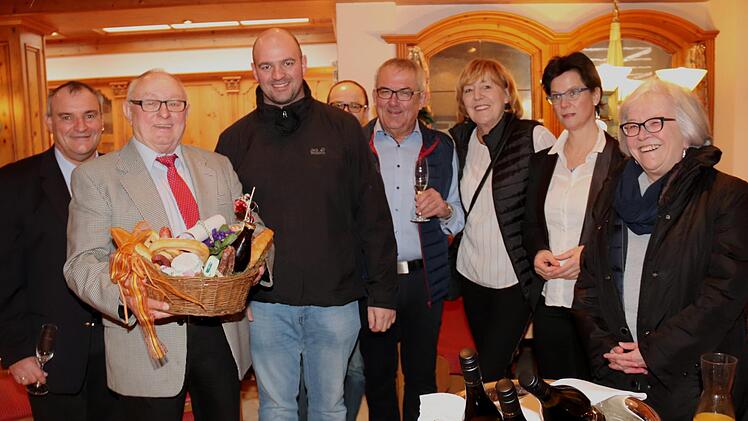 Waldemar Schmitt (2. v. l.) freute sich über die vielen Gratulanten. Foto: Johanna Blum