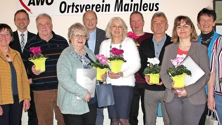 Die Mainleuser AWO ehrt treue Mitglieder. Im die Jubilare mit den Offiziellen.  Foto: Stephan Stöckel