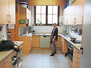 Sieht aus wie eine Küche aus einem Privathaushalt - tatsächlich werden in der Küche im Domino wöchentlich mehrere hundert Essen zubereitet. Dafür ist sie aber nicht ausgelegt. Die Spülmaschine ist seit längerem defekt. Foto: Christiane Lehmann