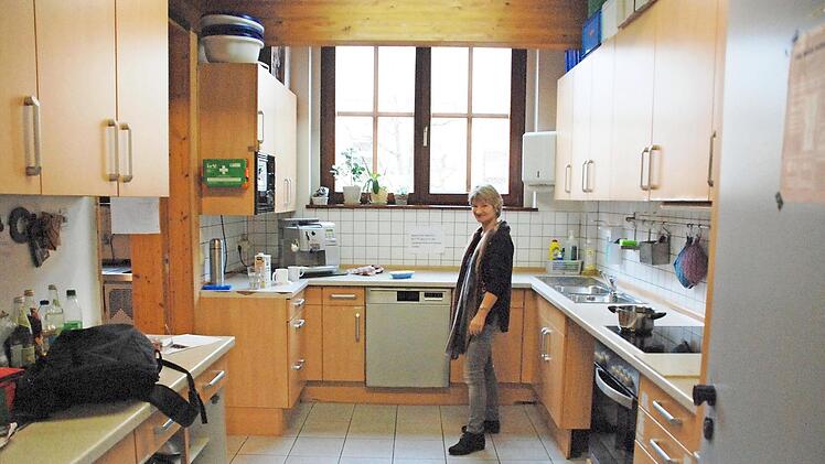 Sieht aus wie eine Küche aus einem Privathaushalt - tatsächlich werden in der Küche im Domino wöchentlich mehrere hundert Essen zubereitet. Dafür ist sie aber nicht ausgelegt. Die Spülmaschine ist seit längerem defekt. Foto: Christiane Lehmann