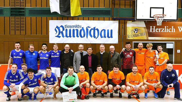 Der ATS Kulmbach (rechts) ist zum elften Mal Kulmbacher Stadtmeister. Der Kreisligist setzte sich im Finale mit 2:1 gegen den VfB Kulmbach (links) durch. Hinten, von links: Manuel Schramm, VfB-Trainer Ralf Carl, Amadeo Tasca,  Mario Ramming, Kreisvorsitzender Manfred Neumeister, stellvertretender Landrat Jörg Kunstmann, BR-Redaktionsleiter Alexander Müller, OB Henry Schramm, Stadtrat Lothar Seyfferth, Dominic Schuberth, Johannes Adam, Samuel Bastobbe, Christos Lekkas. Vorne, von links: Andrea...