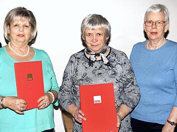 Im Bild die geehrten Frauen der SPD Altenkunstadt (von links): Heidi Lindner, Hedwig Theil mit Allmut Schuhmann  Foto: Dieter Radziej