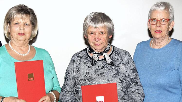 Im Bild die geehrten Frauen der SPD Altenkunstadt (von links): Heidi Lindner, Hedwig Theil mit Allmut Schuhmann  Foto: Dieter Radziej