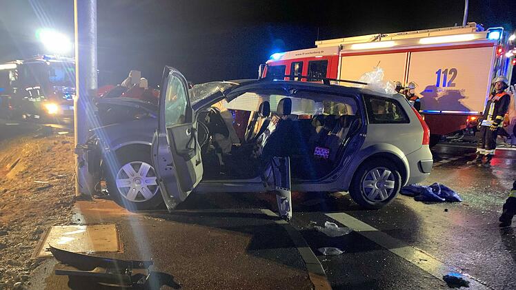 Auf einer Kreuzung bei Reichenberg sind zwei Autos zusammengesto&szlig;en.