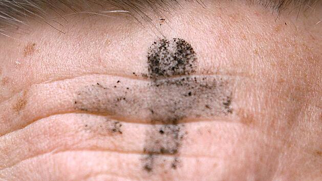 Mit dem Aschenkreuz beginnt die Fastenzeit.