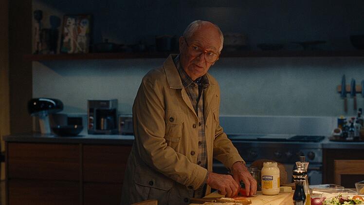 Peter Schneider (Jim Broadbent) hat Jay Kelly einst zum Durchbruch verholfen, zuletzt wollte der Superstar aber nichts mehr von seinem Mentor wissen.