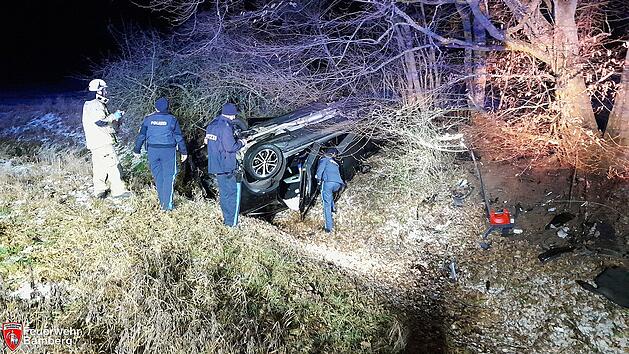 Bamberg-Gereuth: Auto &uuml;berschl&auml;gt sich am Silvesterabend auf Feldweg